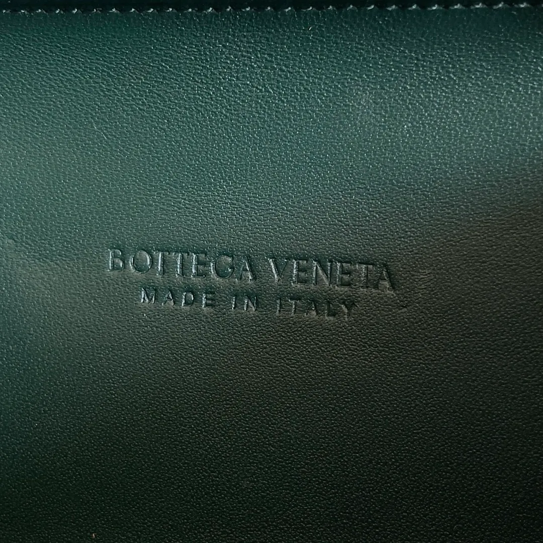 Batch 2260 BOTTEGA VENETA KNOT evening bag chain version for women is now on the market! Delicate and elegant, soft and powerful, this bag is definitely a representative of intellectual women. As an evergreen model of BV, the blessing of the chain is the icing on the cake. The classic weaving once again interprets the unique craftsmanship (the chain can be disassembled separately). Style number: 776662 Size: 19*11.5*5cm